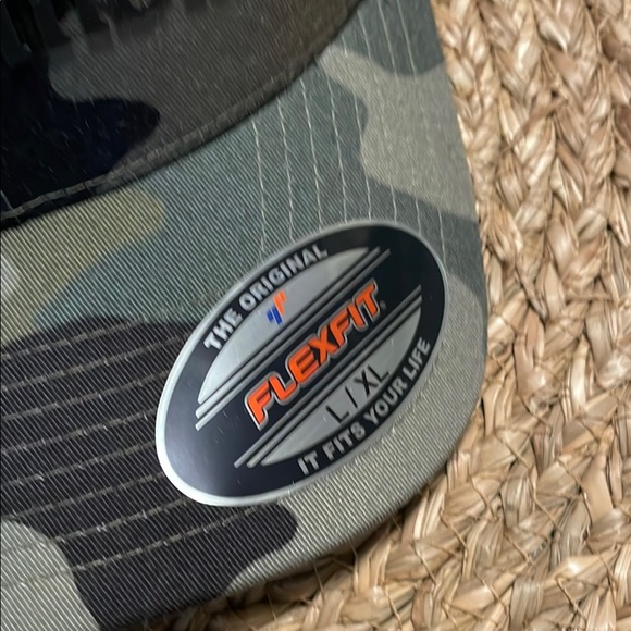 Columbia Camo Flexfit Cap - Picture 3 of 5